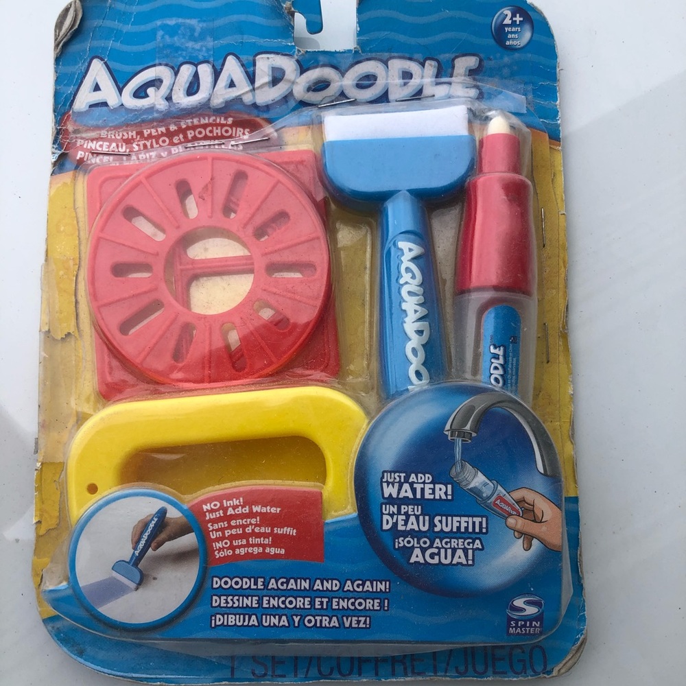 Aquadoodle brush pen 🖊 stencils spill proof cup